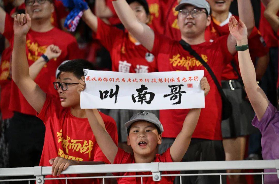 开云体育官方入口-包含比赛激烈紧张，球迷疯狂加油呐喊助威的词条