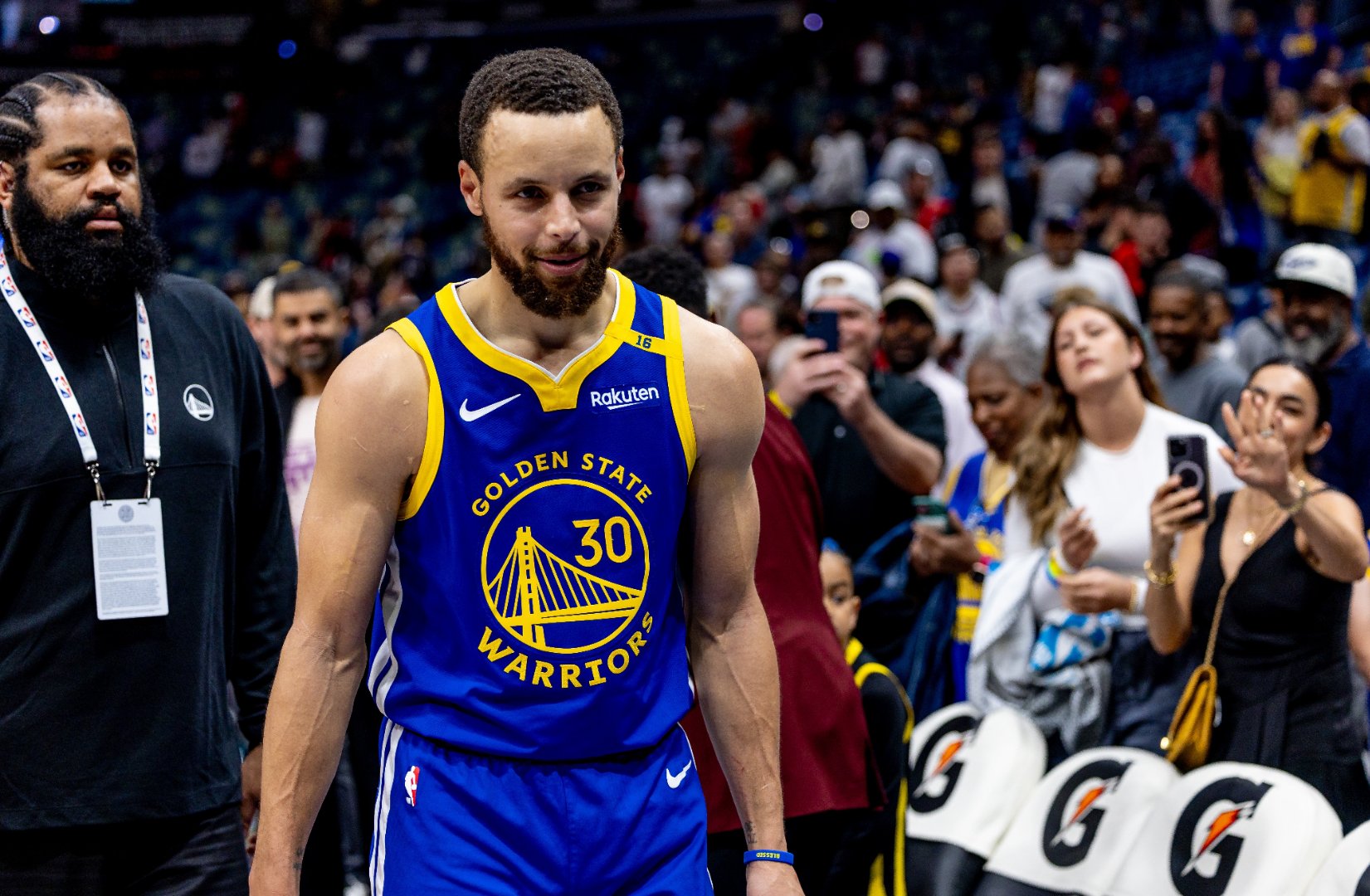 勇士主场大胜湖人,库里砍下30分 勇士主场大胜湖人,库里砍下30分