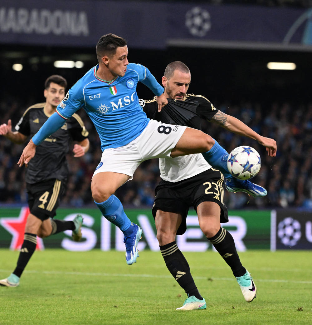 那不勒斯门将连发神扑，帮助球队保持不败