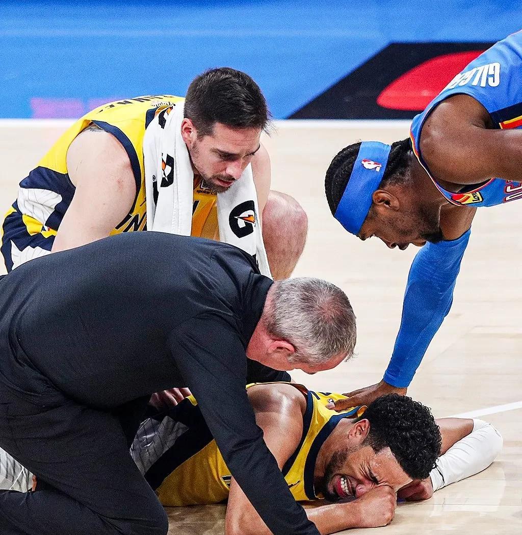 开云体育官网-主力球员受伤离场，球队危机彻底暴露